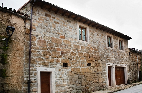 Edificio de piedra sobre bodega.