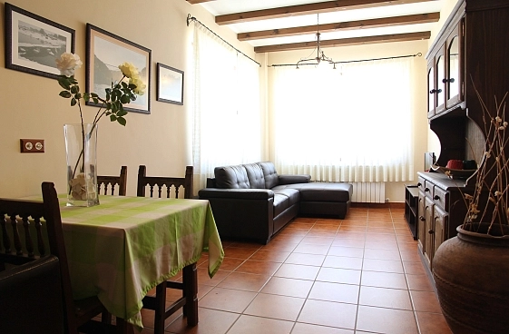 Salón panorámico y acogedor