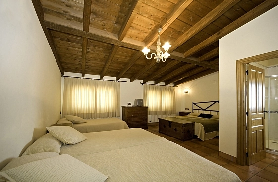 Habitacion con varias camas