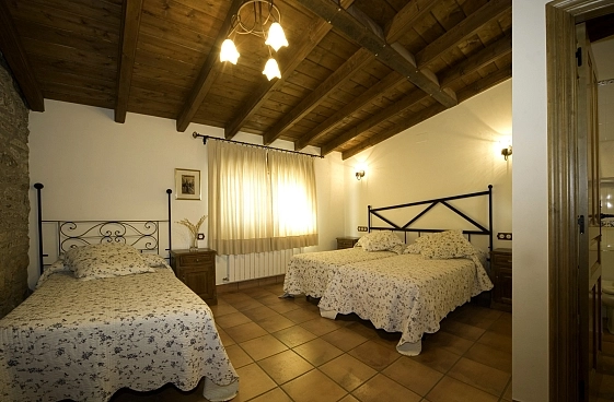 Habitación grande con dos camas